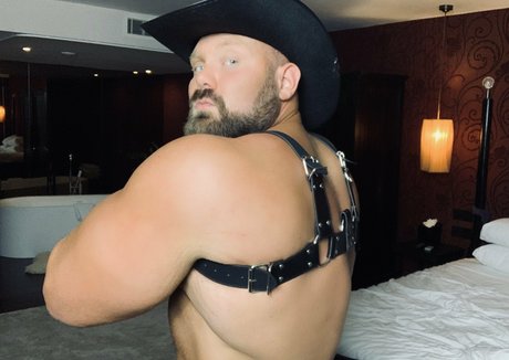 hugeandhung onlyfans post