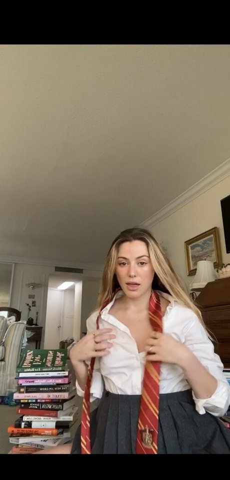 carolinecalloway only fans nude leaks