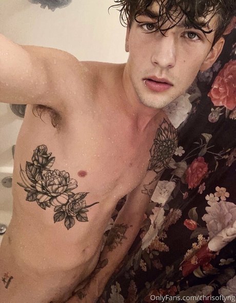chrisoflyng onlyfans striptease