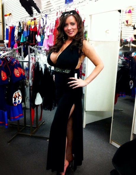 Stephanie Fox onlyfans strip