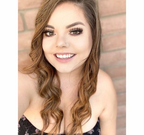 Lilly Zamora onlyfans page