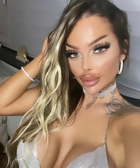 lola official Profile pic