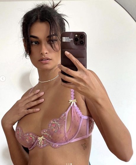 Gizele Oliveira onlyfans boobs