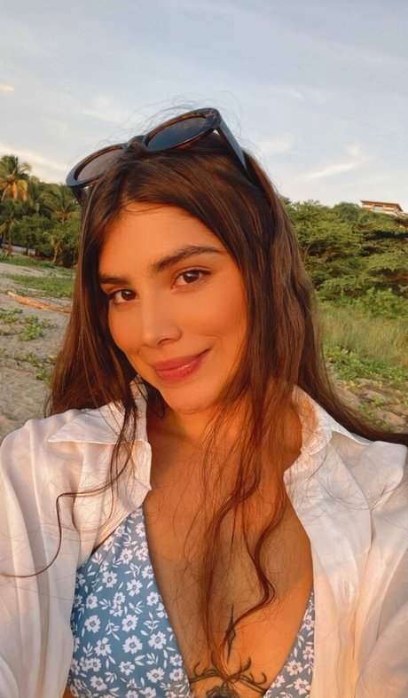 daniii bee1999 onlyfans leaked pics