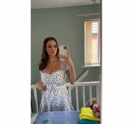 Chelsea Rowlinson onlyfans post