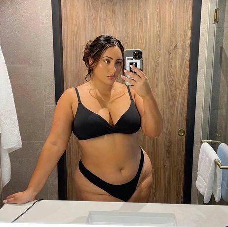 Yasmine MInovski onlyfans nudes