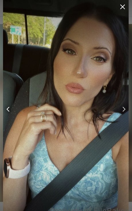 Elle Baker onlyfans leak ass