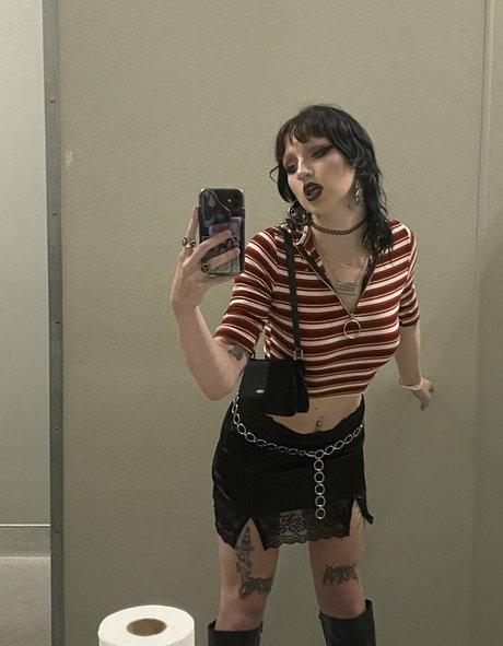 gothbimboxxx onlyfans pic