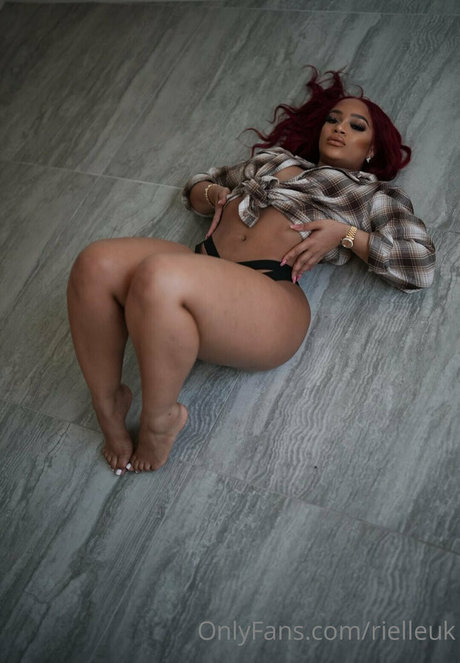 RielleUK onlyfans photos
