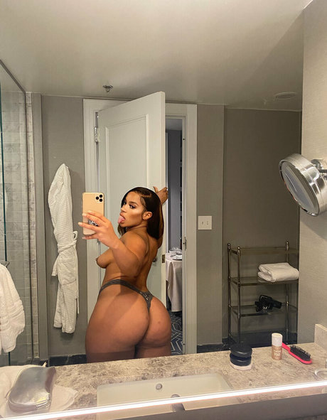 RielleUK leaked onlyfans pictures