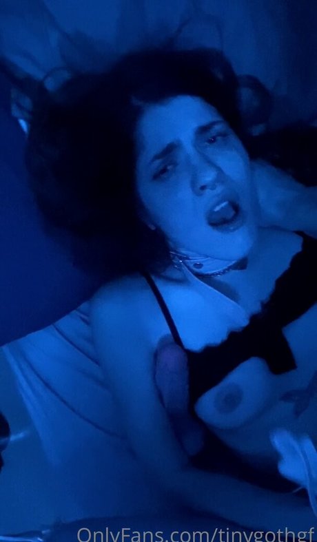 TInyGothGF only fans nude leaks