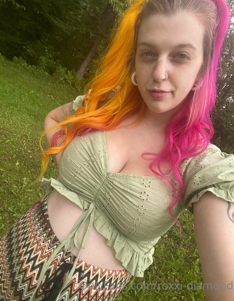 Roxxi Diamond onlyfans striptease