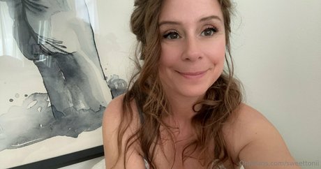 Sweettonii only fans leaks