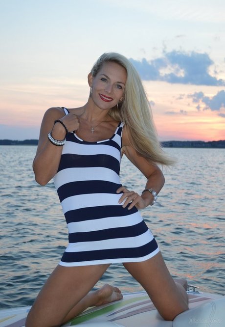 victoaria ww topless onlyfans