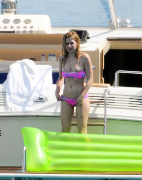 Avril Levigne nudes leaked onlyfans