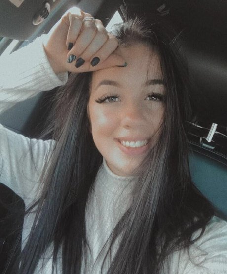 Shelby Dias onlyfans nude photos