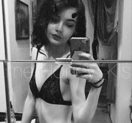 Honey kis onlyfans star