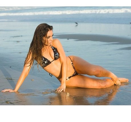 Uldouz Wallace onlyfans free content