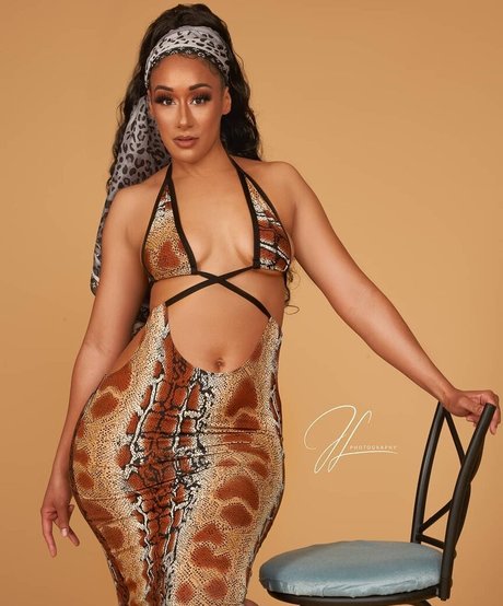 Cleo Cakes onlyfans model photos