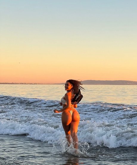 Caitlyn Mwenifumbo boobs onlyfans