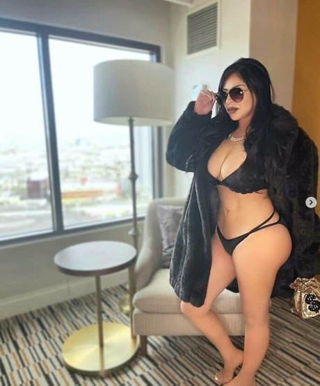 Champagne Chronicles only fans leaks