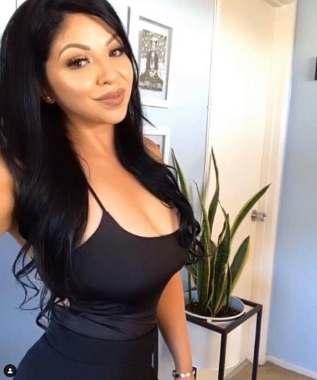 Champagne Chronicles onlyfans fotos