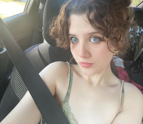 ApartmentFluffy7589 onlyfans public photos