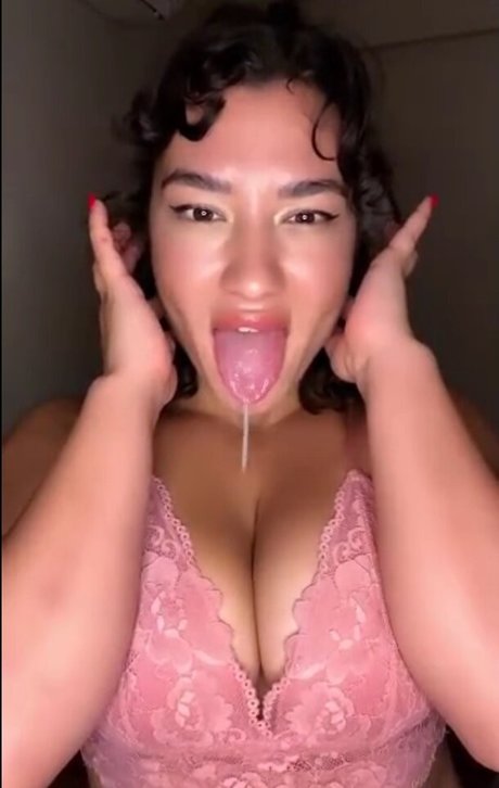 Burcu Yildiz onlyfans striptease