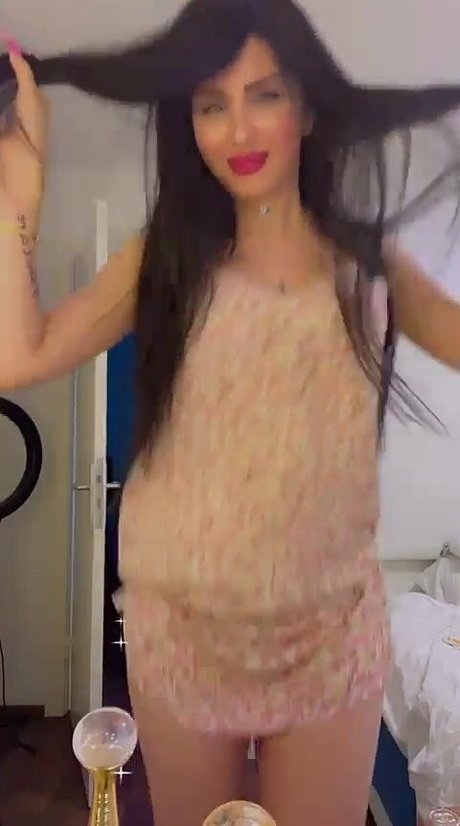 Mira Nouri nude only fans leaks