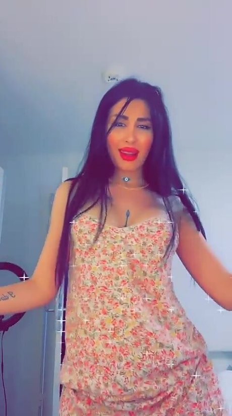 Mira Nouri onlyfans striptease