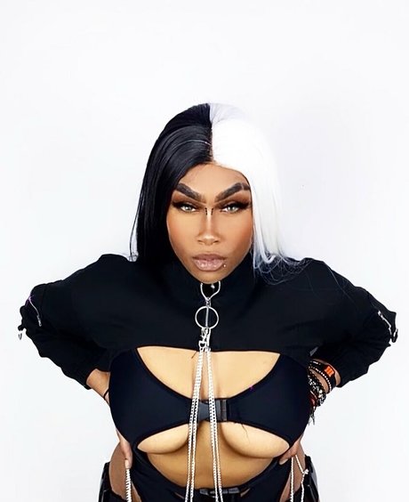 Tenuzen topless onlyfans