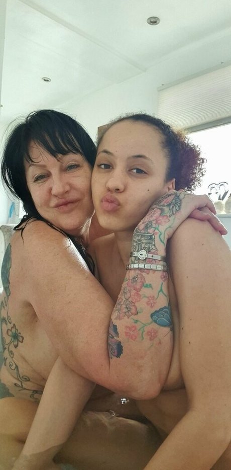 Mum Vs Daughter onlyfans porn leaks