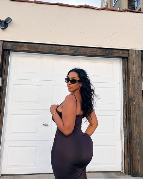 iLLi y nude on onlyfans