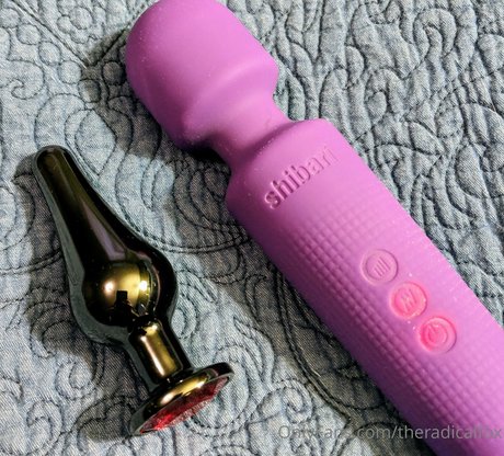 theradicalfox onlyfans topless