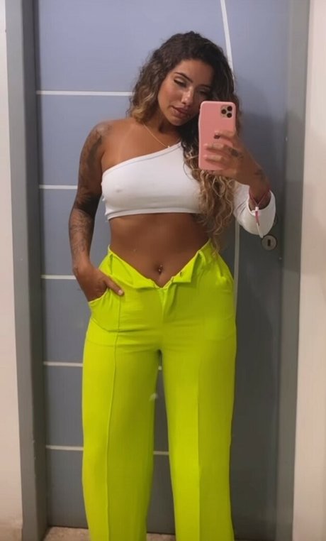 Muito Linda onlyfans model