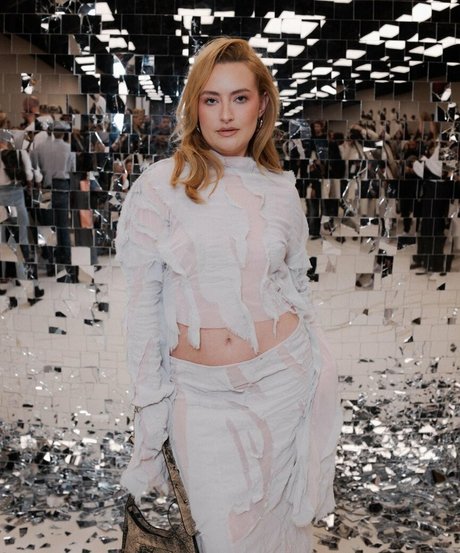 Amelia Dimoldenberg onlyfans nide