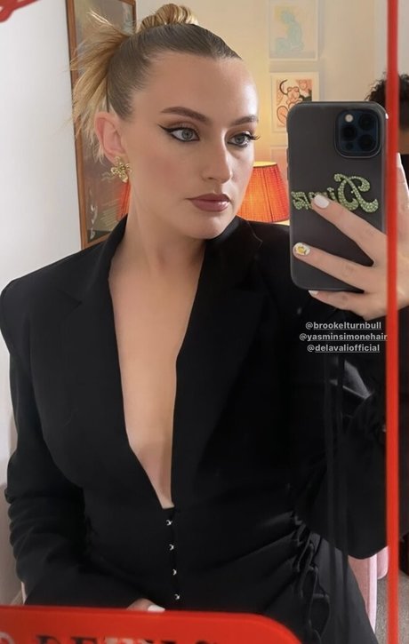 Amelia Dimoldenberg onlyfans topless