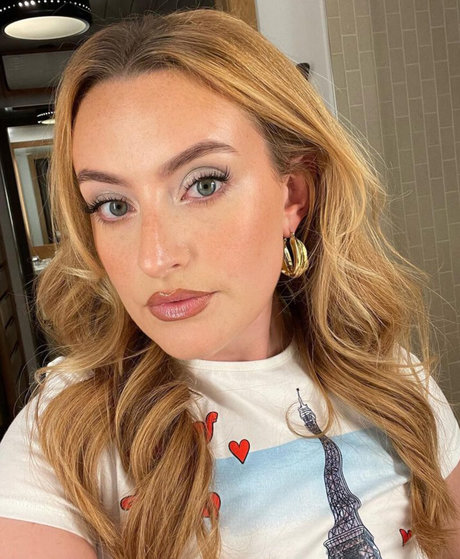 Amelia Dimoldenberg Profile pic