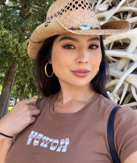 CarolineKwan onlyfans leaked free