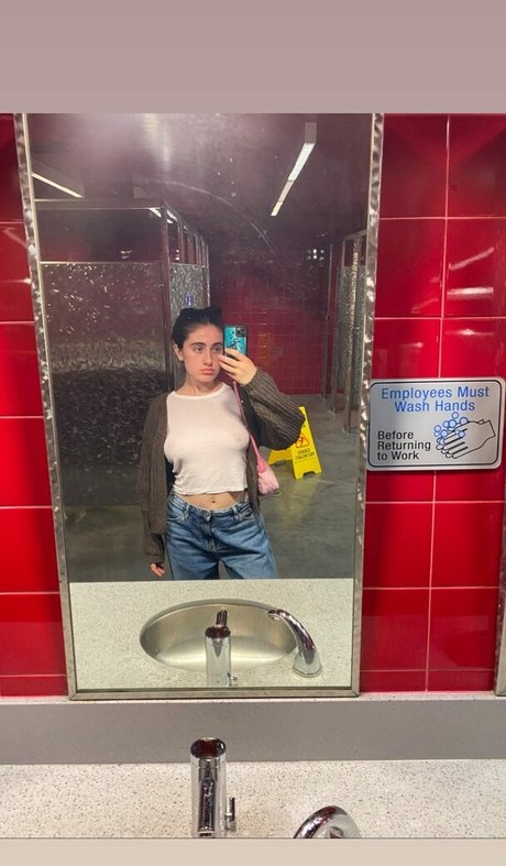 Rachel Anne Sennott nude only fans