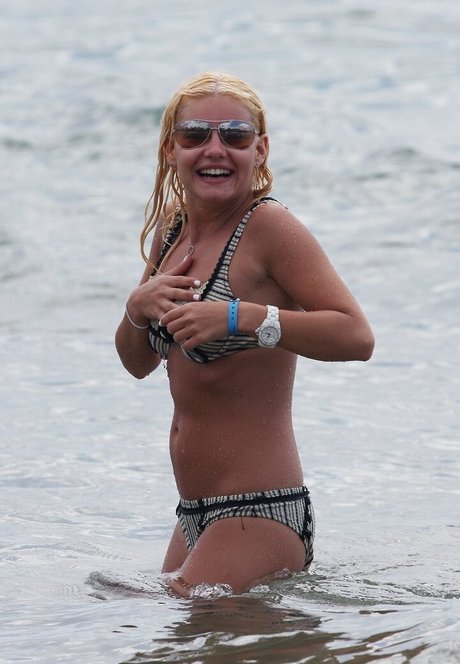 Elisha Cuthbert onlyfans leak ass