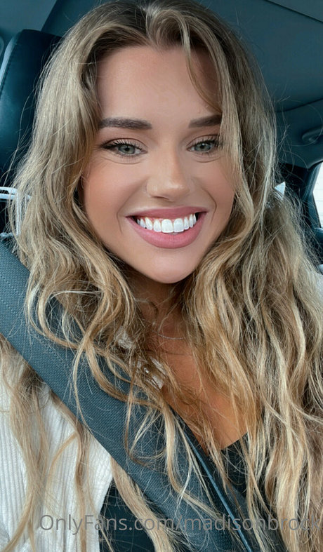 Madison Brock onlyfans striptease