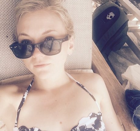 Emily Kinney onlyfans picture