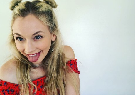 Emily Kinney onlyfans model photos