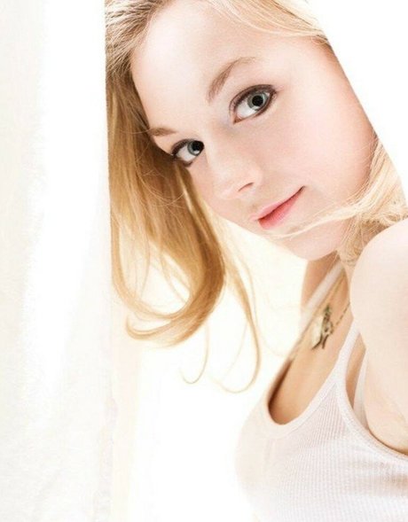 Emily Kinney onlyfans pic
