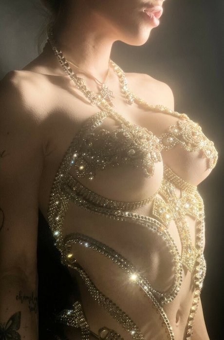 nusi quero onlyfans strip