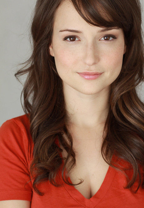 Milana Vayntrub Profile pic