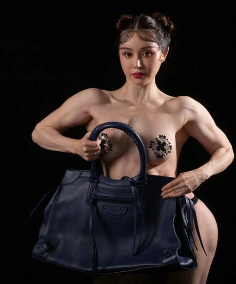 Yuan Herong topless onlyfans