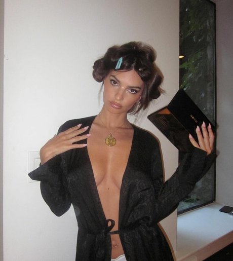 Emily Ratajkowski naked onlyfans