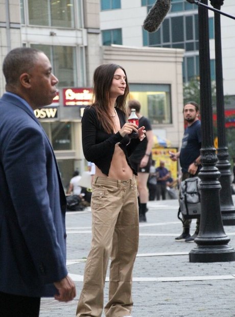 Emily Ratajkowski naked onlyfans leaks